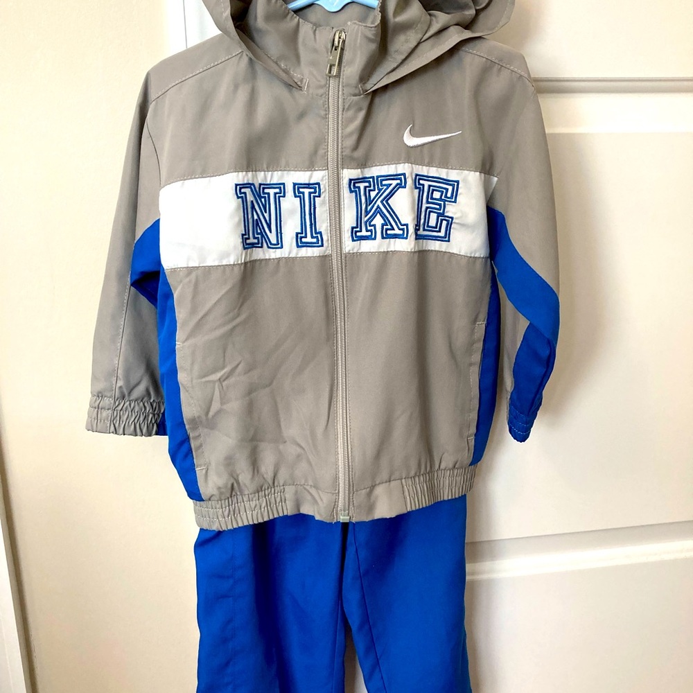 Nike tract suit boy size 3 Like New